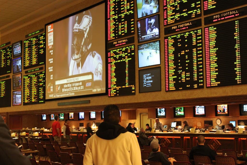 Kalshi tiene la sede en Nueva York y es Nueva York quien la demanda: el estado pide el triple de lo ganado y 100.000 dólares por cada apuesta ofrecida
