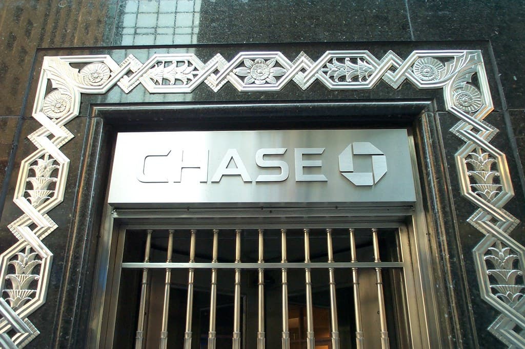 JPMorgan le cerró la cuenta a Polymarket el mismo mes en que la Bolsa de Nueva York le puso 2.000 millones, y ahora quiere firmar su salida a bolsa