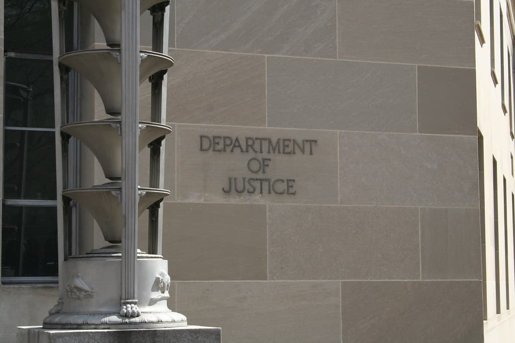 El Departamento de Justicia deja marchar al cerebro de un Ponzi cripto de 722 millones que presumía de montarlo «sobre las espaldas de idiotas»