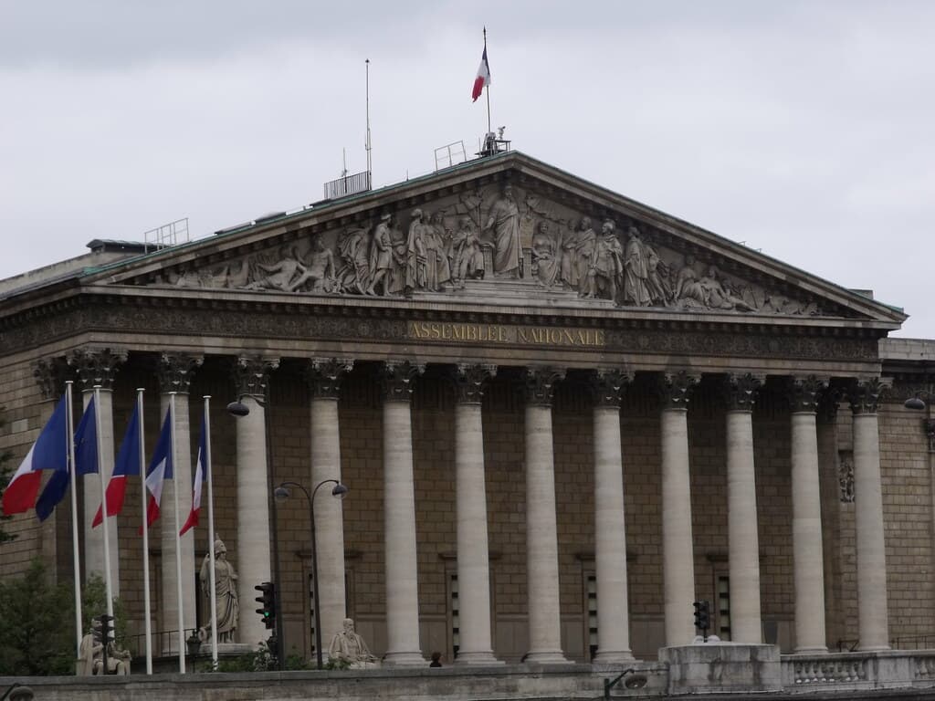 Francia ordena bloquear Polymarket entero, pero sus raíles cripto ya dejaron en ridículo el primer veto