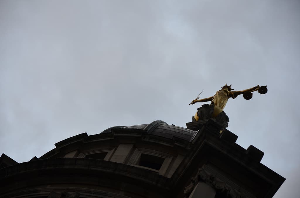 1.700 inversores británicos demandan a Binance y a CZ por 200 millones: la venta de derivados que ahora les persigue