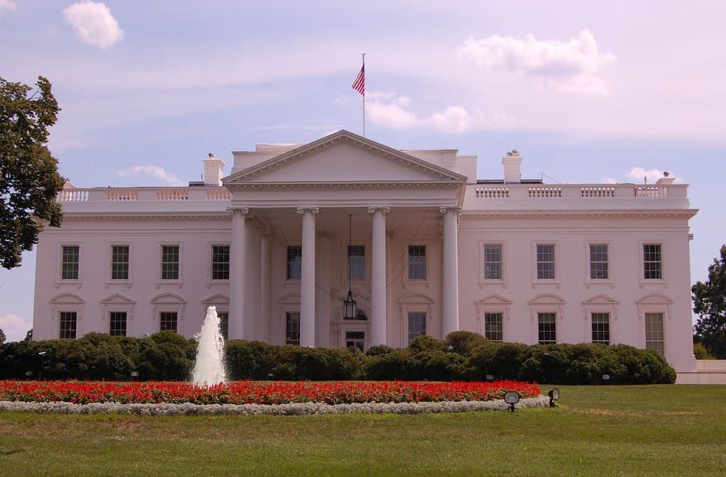 Lo que frenaba la ley cripto de Trump era Trump: la Casa Blanca cede en la cláusula ética y el bitcoin salta a máximos de un mes