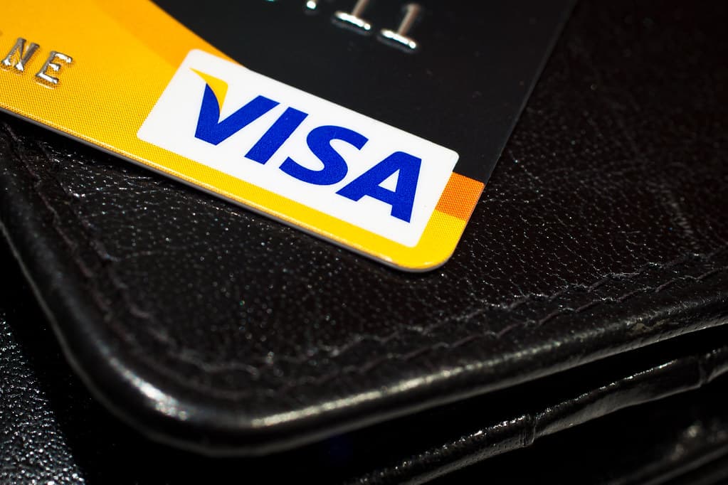 Visa monta la fábrica de stablecoins de la banca con una moneda sin comisiones, y Circle cae en bolsa el mismo día