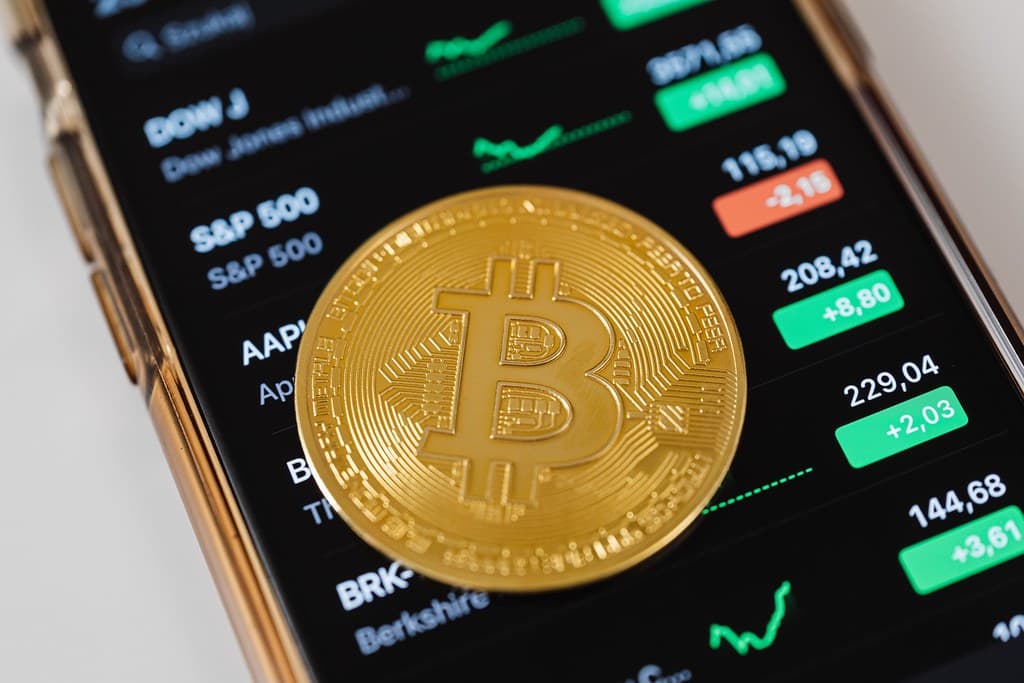 Los ETF de bitcoin rompen 10 días de fuga, pero las ballenas ya compraron 16.700 millones
