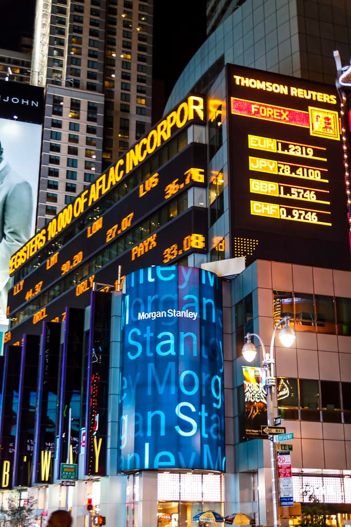Morgan Stanley cobra el 0,14% y no se queda nada del staking: la guerra de comisiones se ha mudado del envoltorio al rendimiento de la cadena