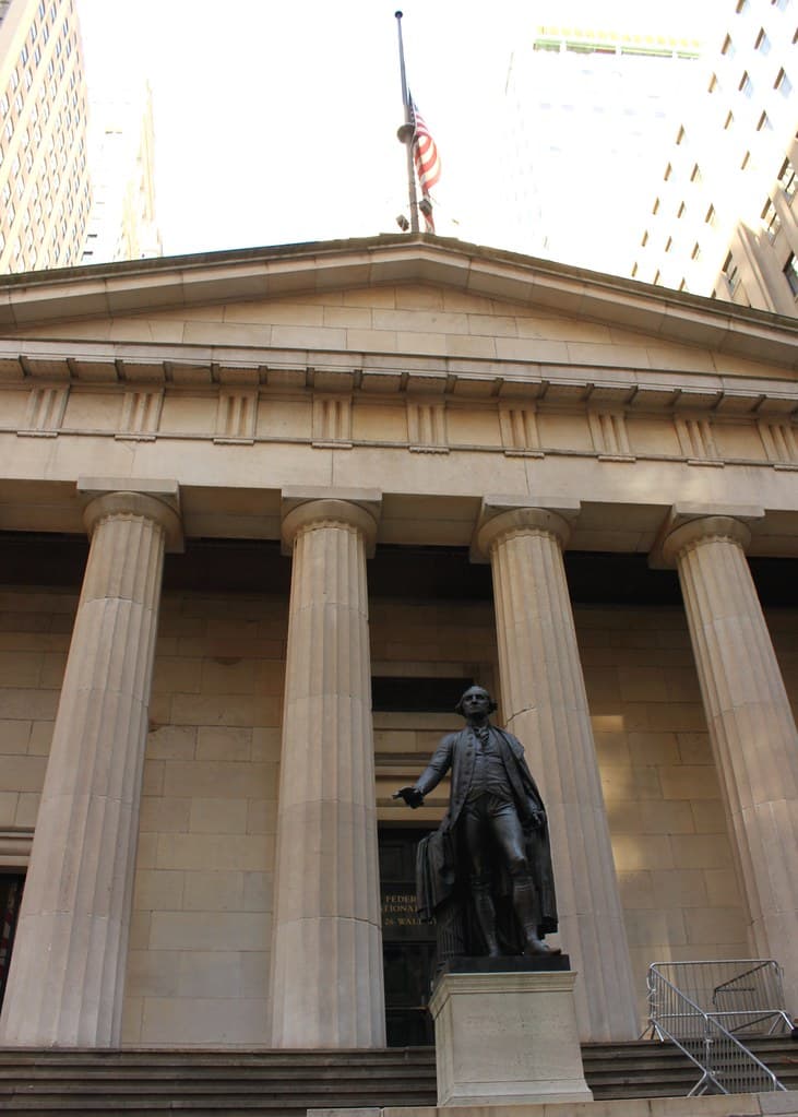 La Fed cierra hoy el plazo de la cuenta que metería a las stablecoins en Fedwire, y mientras la diseña ha congelado la puerta antigua hasta diciembre