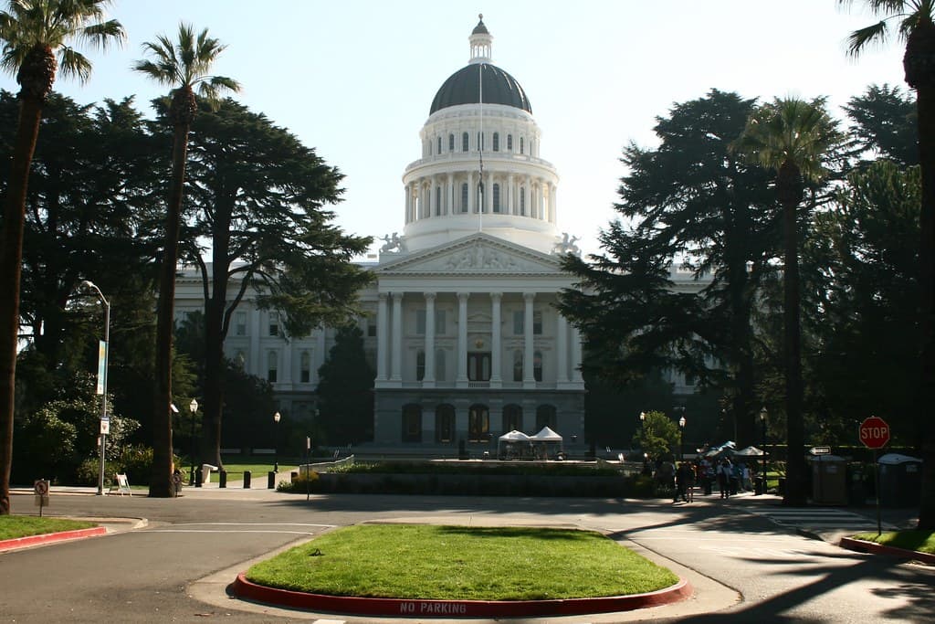 California aprueba prohibir los memecoins de políticos: 78-0 y ni así habría frenado el GOLD que cayó 99%