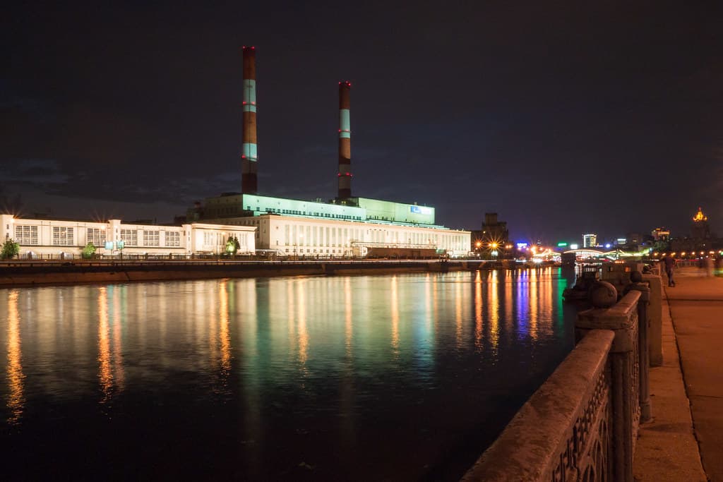Rusia prohíbe minar bitcoin en Moscú hasta 2032, y el gigavatio que quiere apagar pesa más que todos los centros de datos declarados de la capital