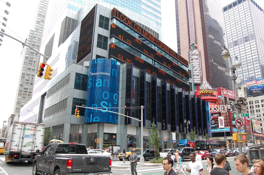 Morgan Stanley mete la cripto en E*TRADE y le pisa el precio a Coinbase: bitcoin, ether y solana para nueve millones de clientes