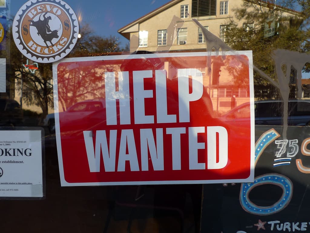 Estados Unidos destruyó 23.000 empleos en julio y el oro se fue a 4.350 dólares, y el bitcoin se movió un 1,4%