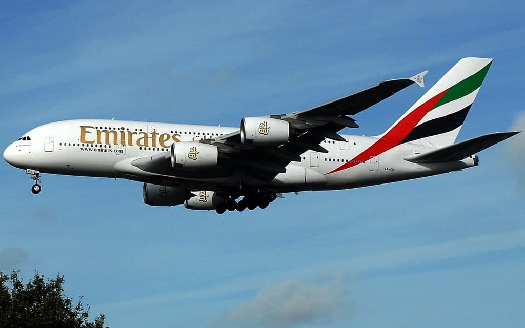 Emirates ya cobra vuelos en cripto y no toca una sola moneda: el permiso que lo hace legal no dice cripto, dice dinero prepago