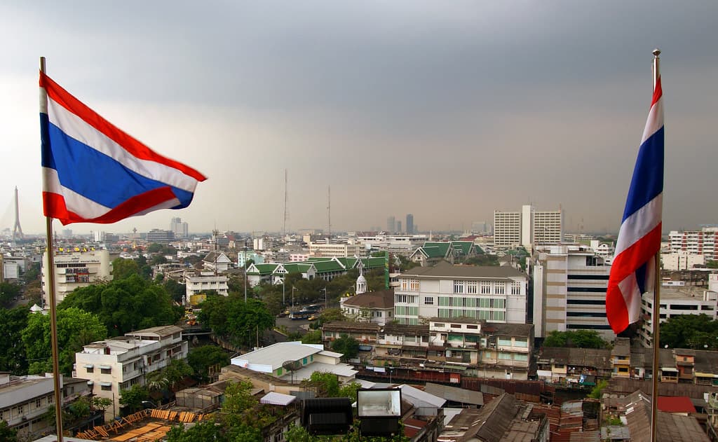Bitkub repuso cada moneda del hackeo de 50 millones y Tailandia la imputa igual: el delito no fue el robo, fue callarlo seis meses