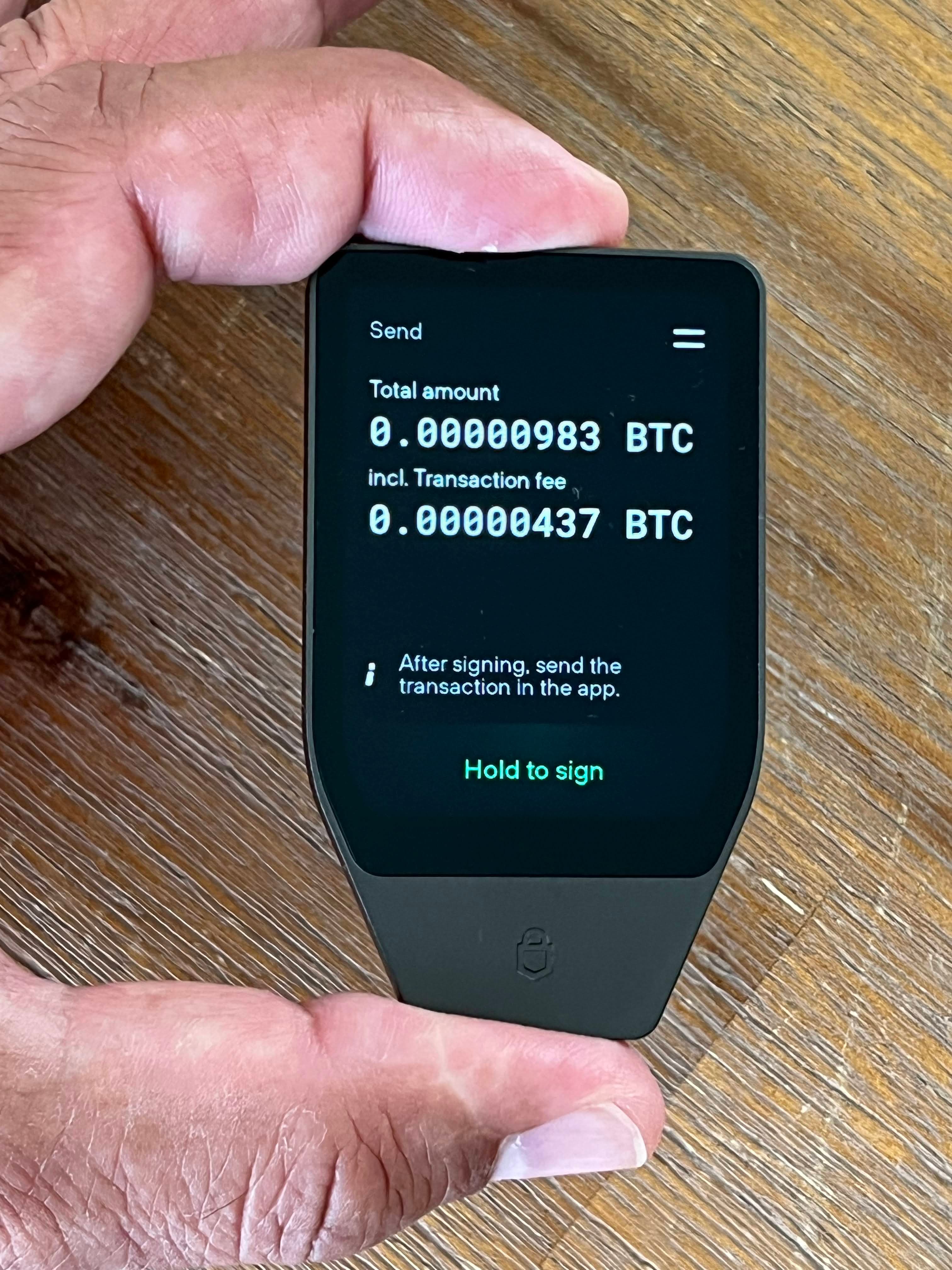 Cómo pasar tus criptos a un hardware wallet paso a paso, y las dos cosas que el desastre de Coldcard acaba de volver obligatorias